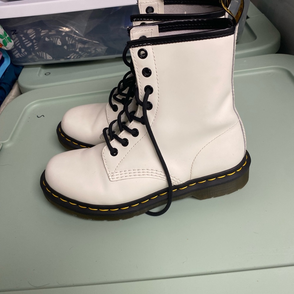 Dr Martens Like New 11821 White Women’s Lace Up Combat‎ Boots Size 7